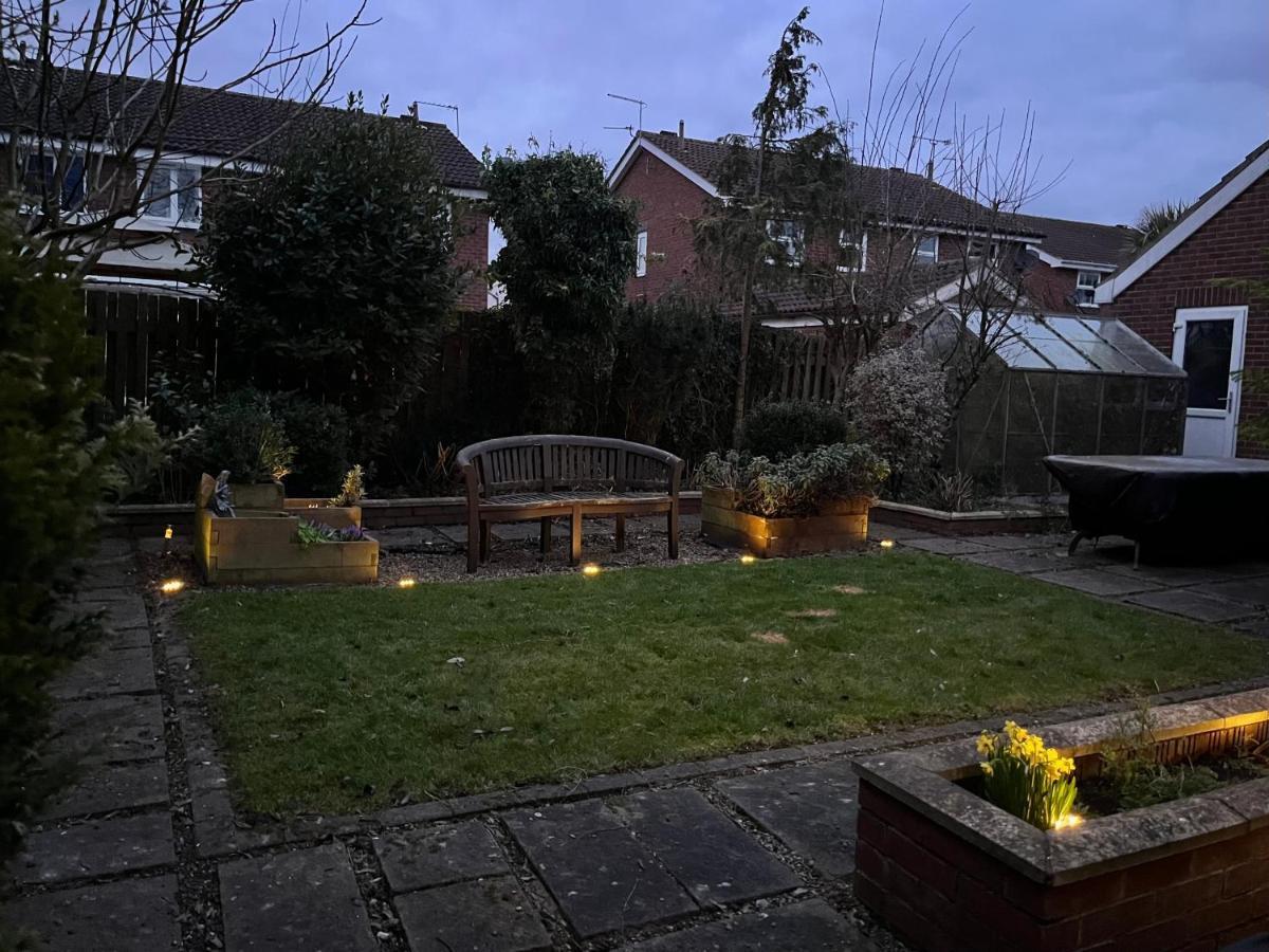 Stunning Beverley Bungalow W Fireplace, Private Parking, And Garden מראה חיצוני תמונה