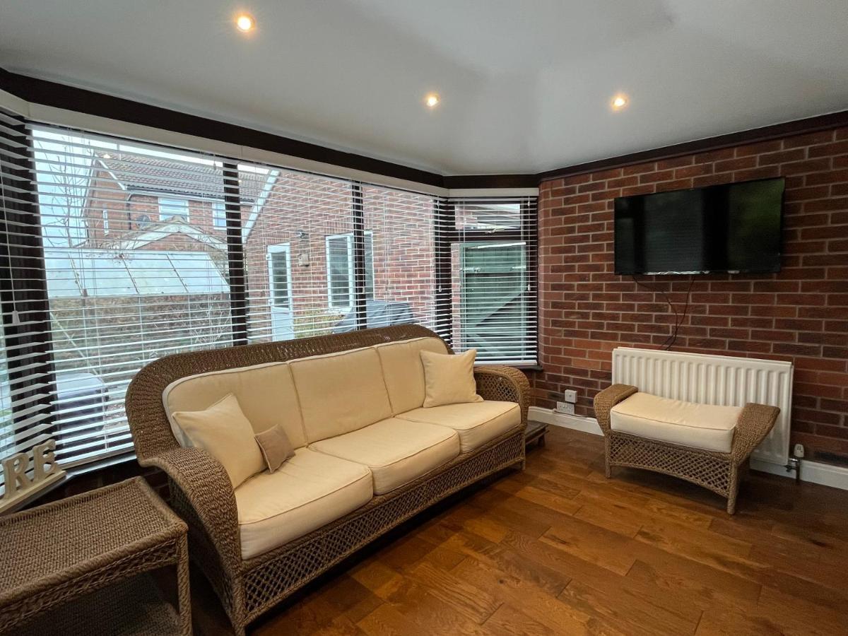 Stunning Beverley Bungalow W Fireplace, Private Parking, And Garden מראה חיצוני תמונה