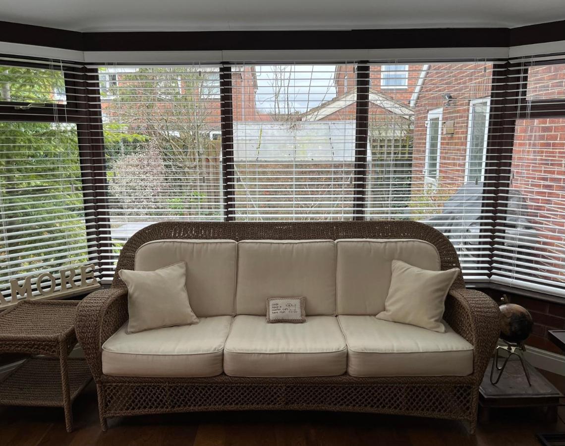 Stunning Beverley Bungalow W Fireplace, Private Parking, And Garden מראה חיצוני תמונה