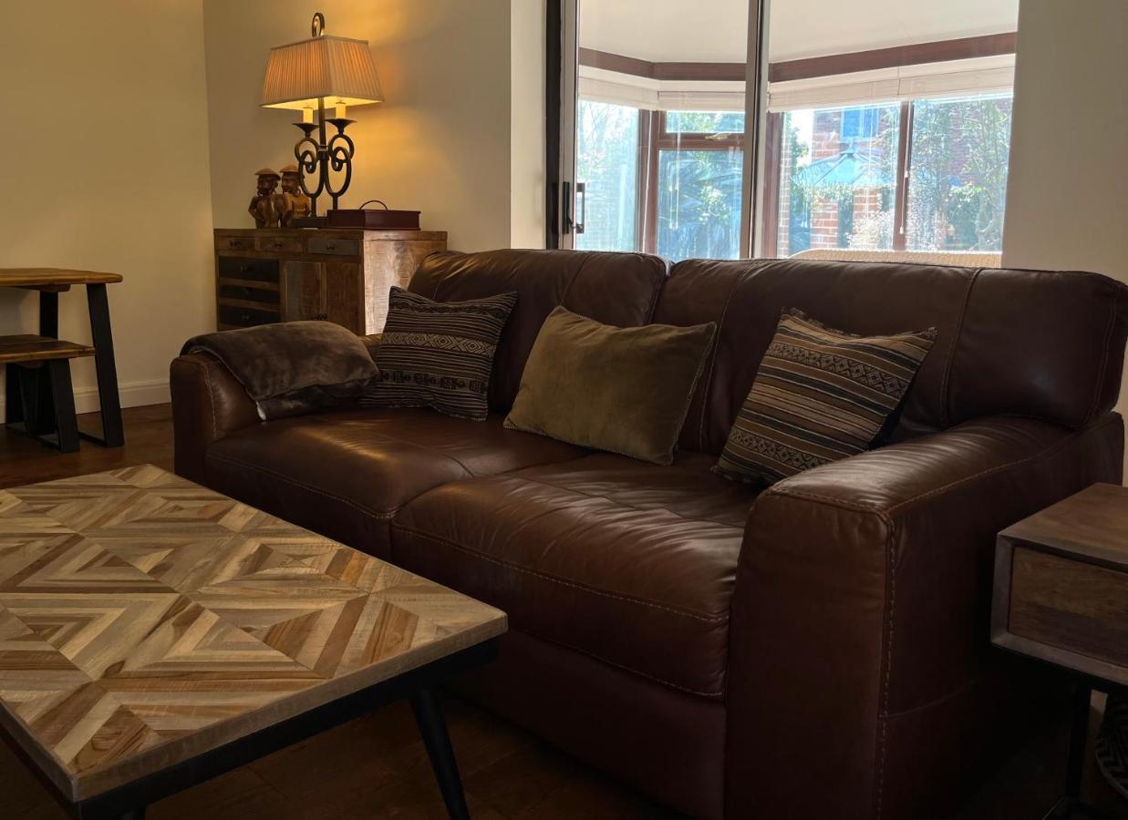 Stunning Beverley Bungalow W Fireplace, Private Parking, And Garden מראה חיצוני תמונה