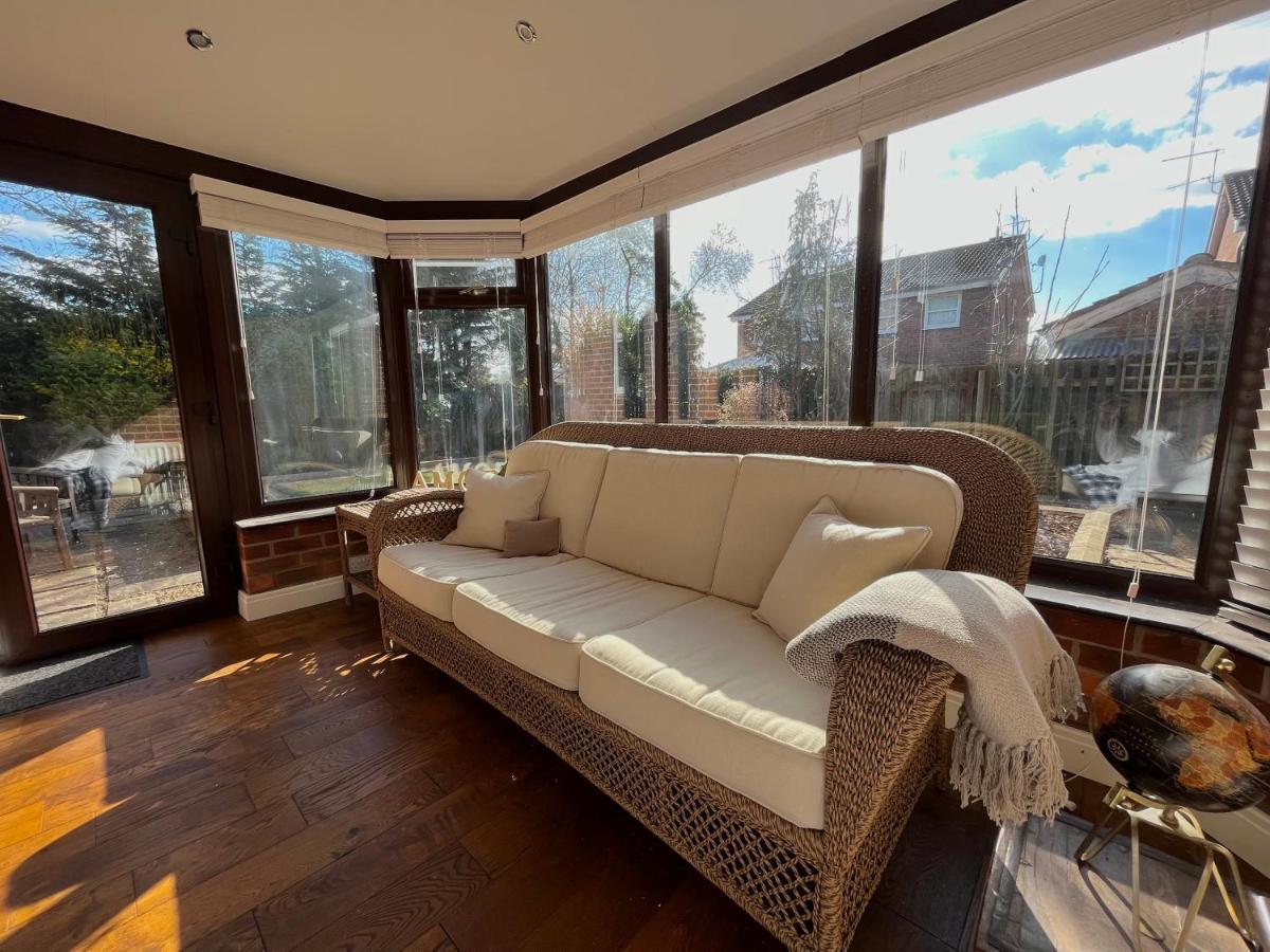 Stunning Beverley Bungalow W Fireplace, Private Parking, And Garden מראה חיצוני תמונה